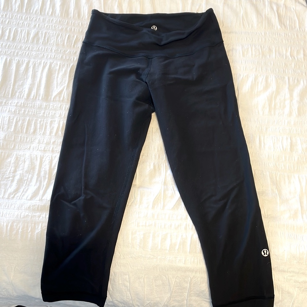 Black Lululemon size 4 workout leggings 7/8 crop length